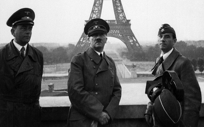 埃菲尔铁塔前的希特勒